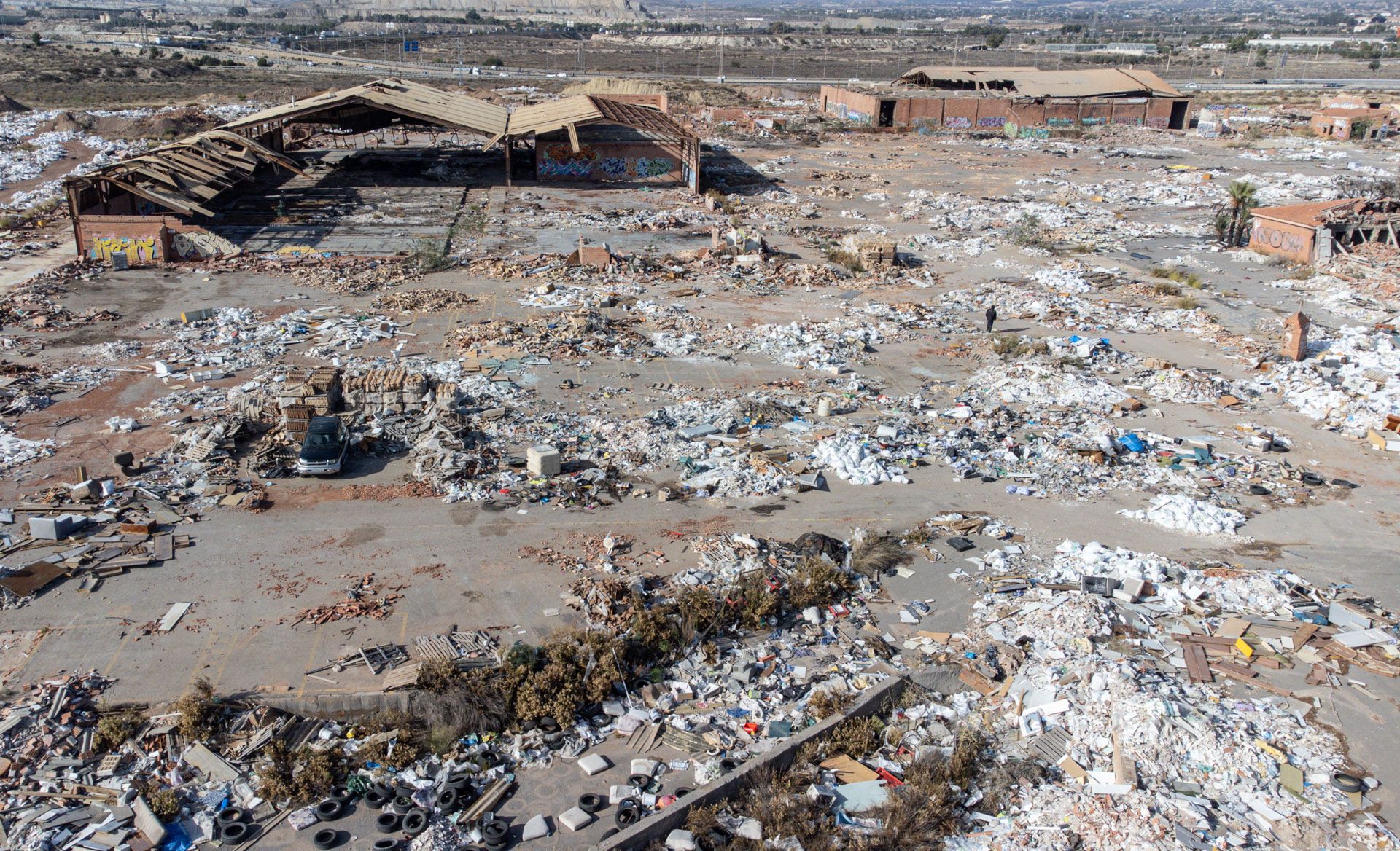 Toneladas de escombros se acumulan en Rabasa