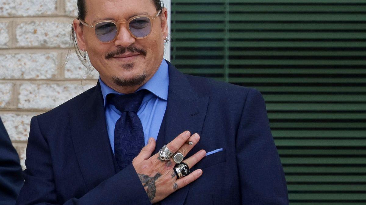 Johnny Depp se despide de sus fans a la salida del último día de juicio contra su ex mujer, Amber Heard.