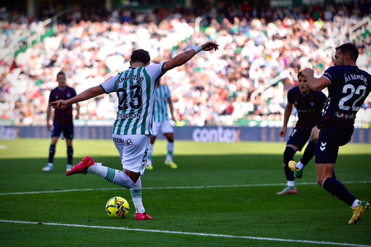Carracedo busca un centro de rabona durante el choque ante el Eibar.