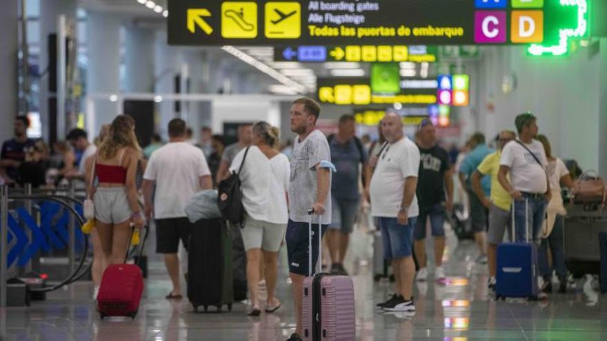 Pasajeros en la terminal de Son Sant Joan, en Palma.