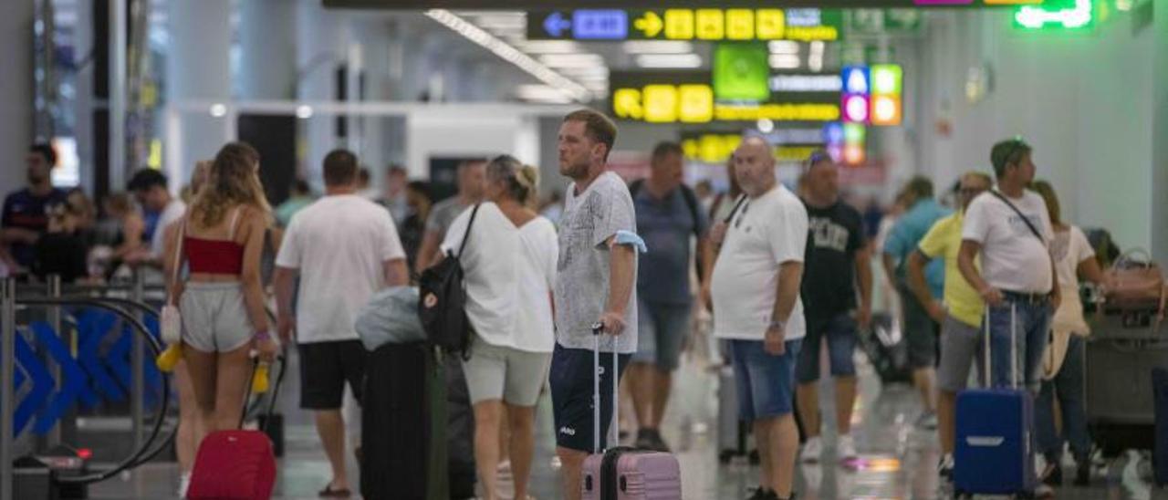 Pasajeros en la terminal de Son Sant Joan, en Palma.  | GUILLEM BOSCH