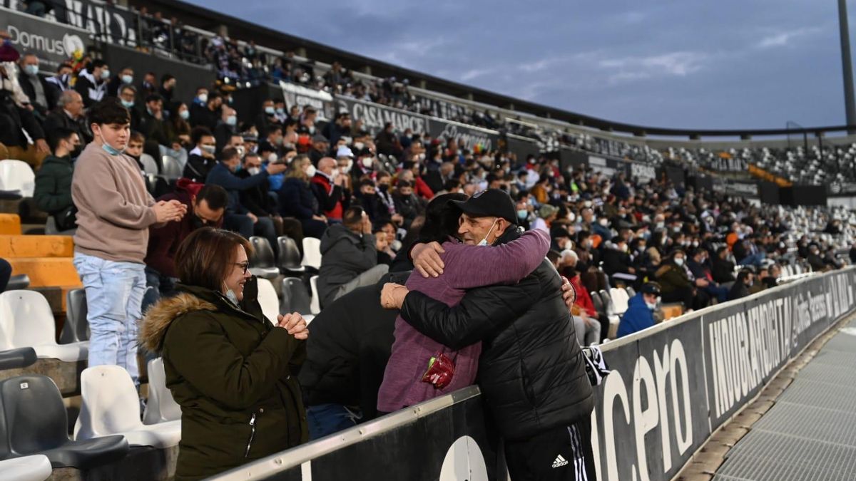 Angelito, dando un abrazo al público del Badajoz durante un choque de esta temporada