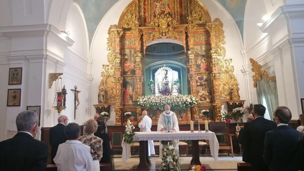 Misa de fiesta oficiada el pasado año en la ermita de la Virgen del Canto, patrona de Toro y su alfoz. | M. J. C.