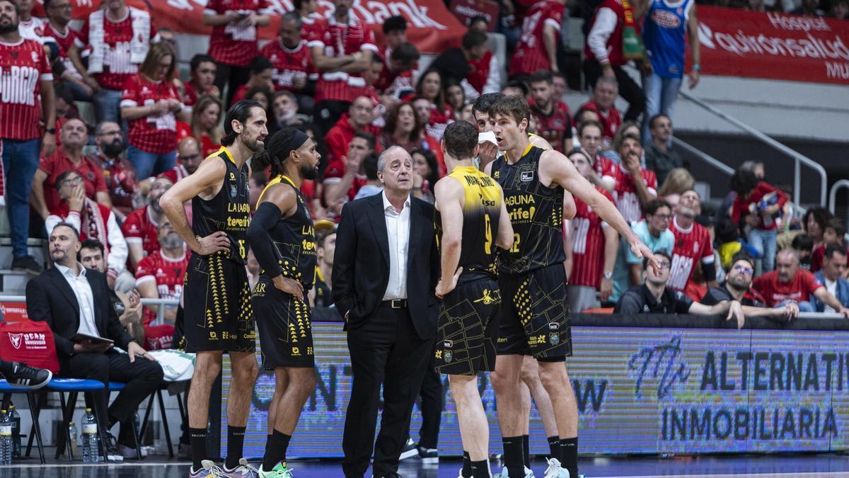 Txus Vidorreta, reunido con sus jugadores en la visita del CB Canarias al UCAM Murcia.