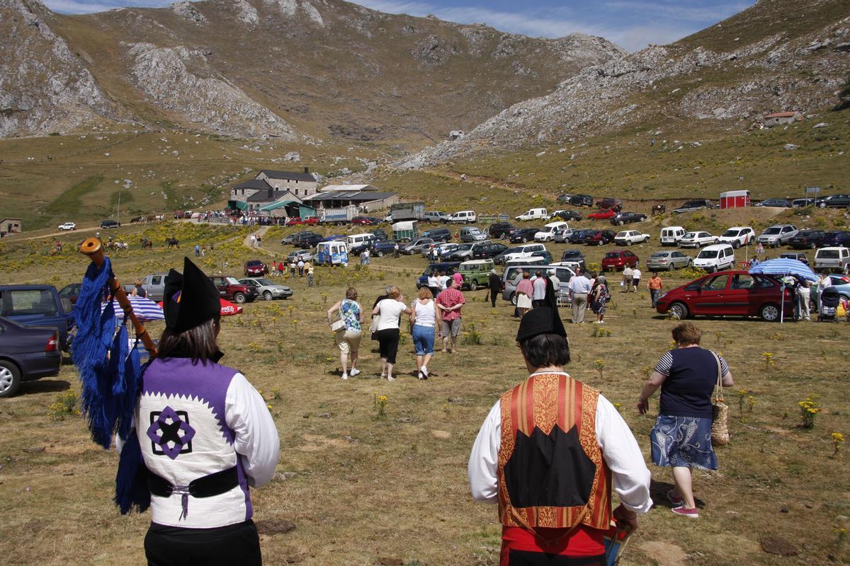 Dos gaiteros, en una imagen de archivo de la fiestas de Pinos.