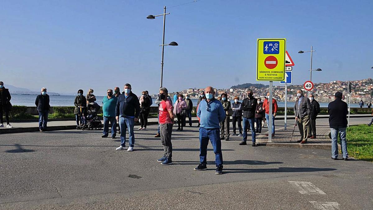 Representantes de los distintos colectivos, ayer, reunidos ante la señal.   | // GONZALO NÚÑEZ