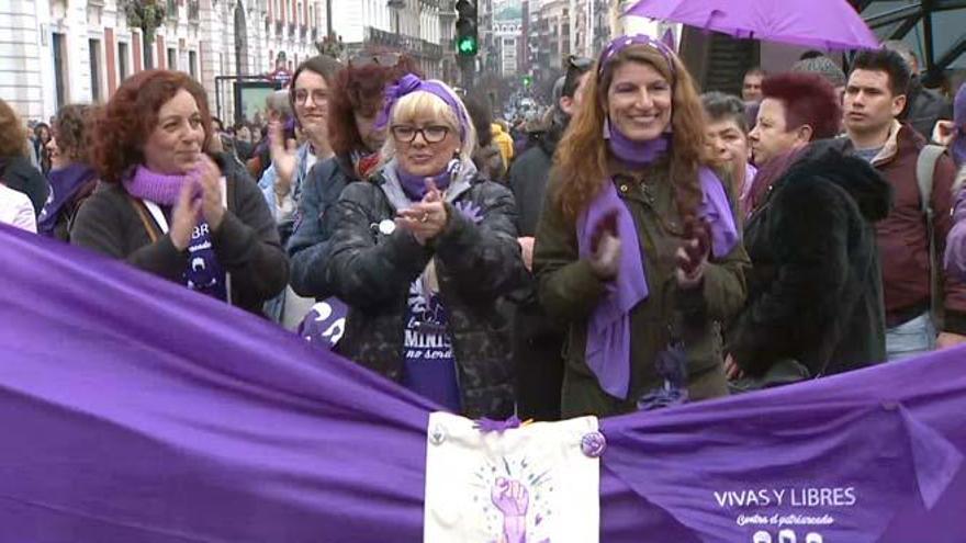 Unas 7.000 mujeres se unen en una cadena feminista en Madrid a un mes del 8-M