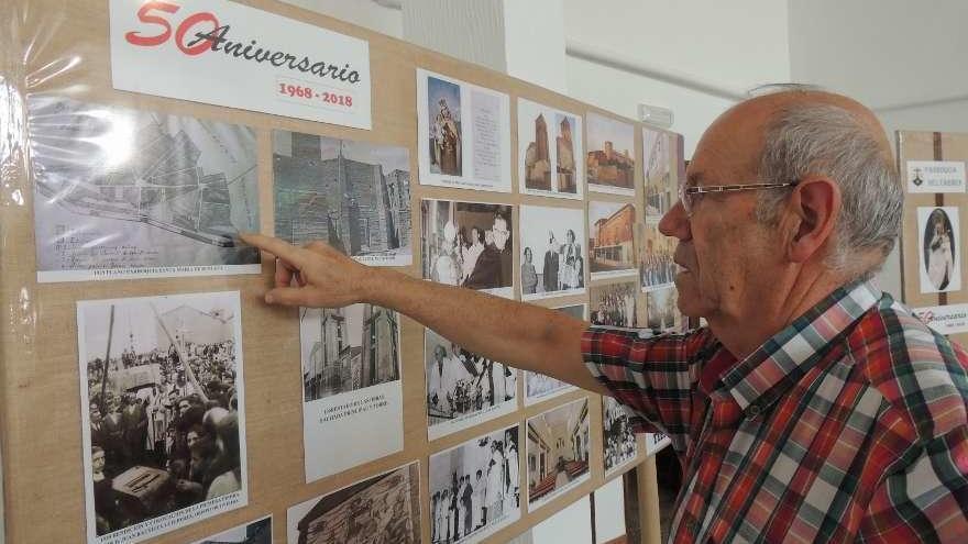 El autor del libro El Carmen de Renueva, Julio de Vega Vicente, muestra una foto de los planos del templo.