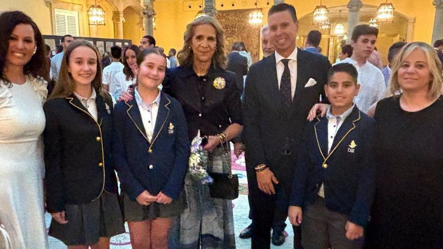 Las alumnas con la Infanta, el director del centro Rodrigo Salgado y equipo.