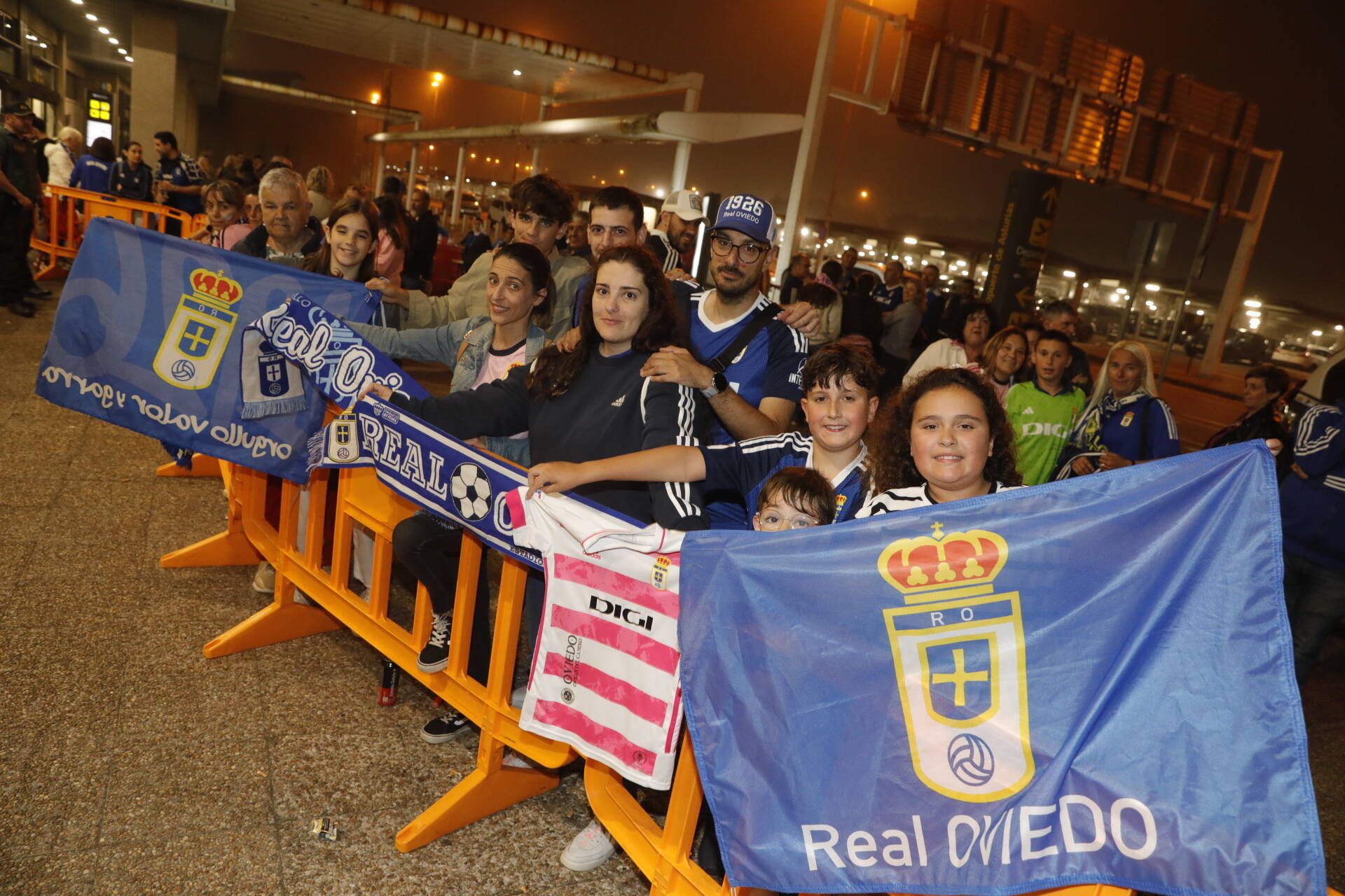 EN IMÁGENES: Así fue el recibimiento de la afición al Real Oviedo en el aeropuerto de Asturias
