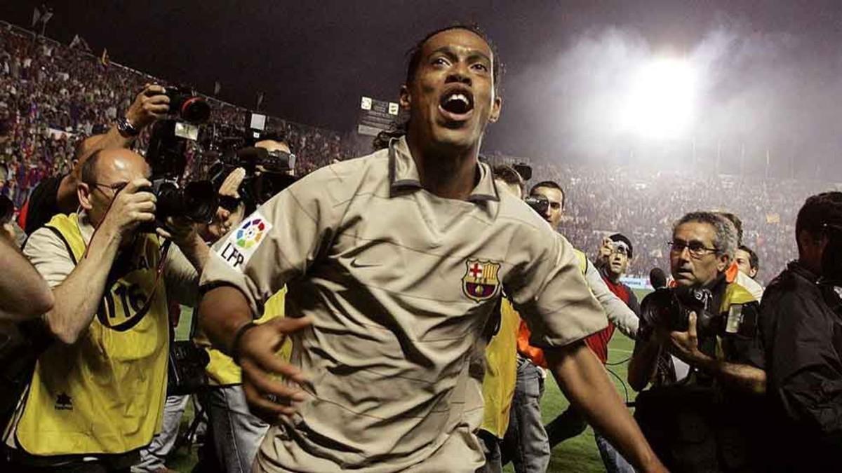 14 de mayo de 2005. El éxtasis de Ronaldinho después de ganar la Liga en el Ciutat de València. Inolvidable