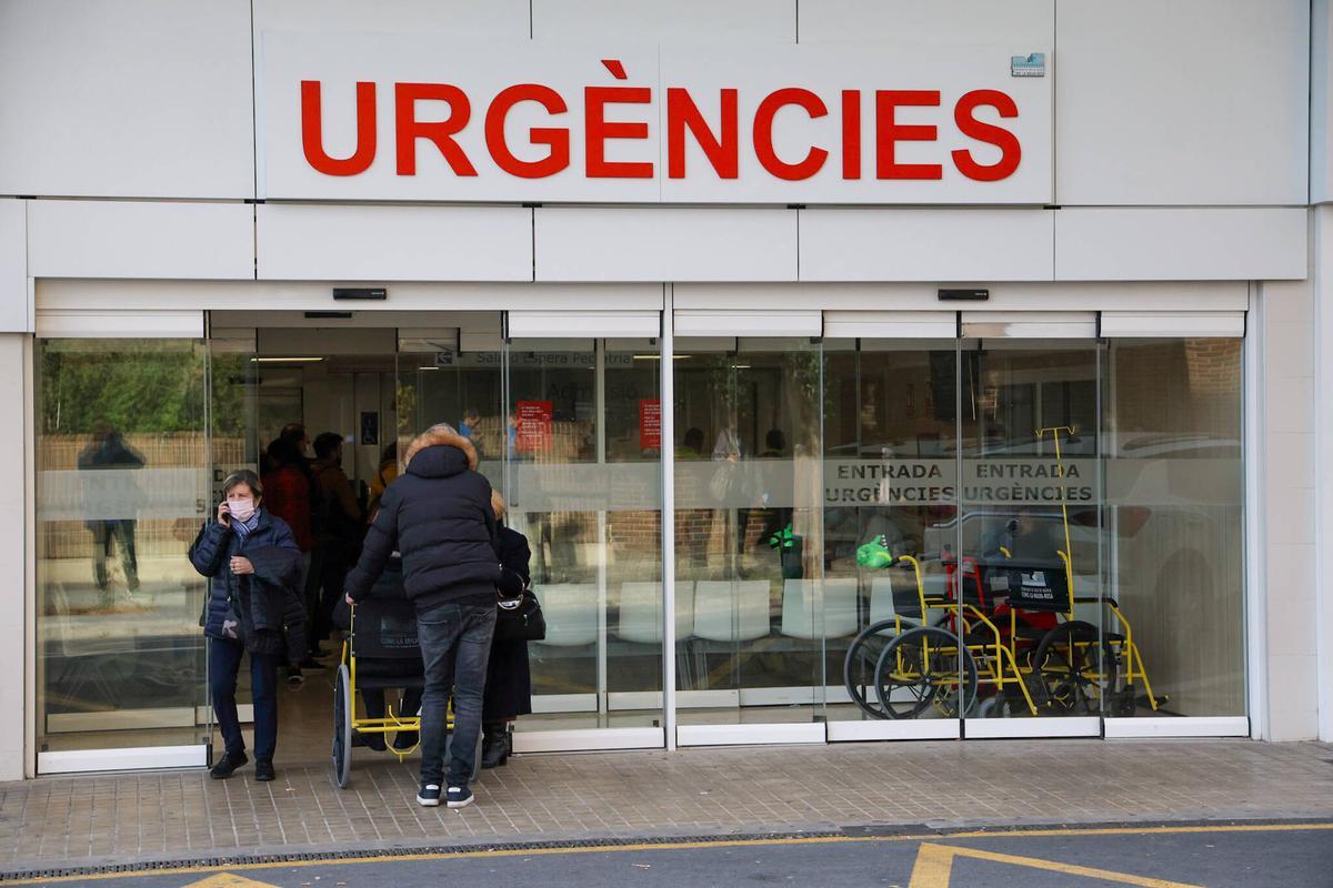 Saturación de pacientes en las Urgencias del hospital Clínico en una imagen de archivo.