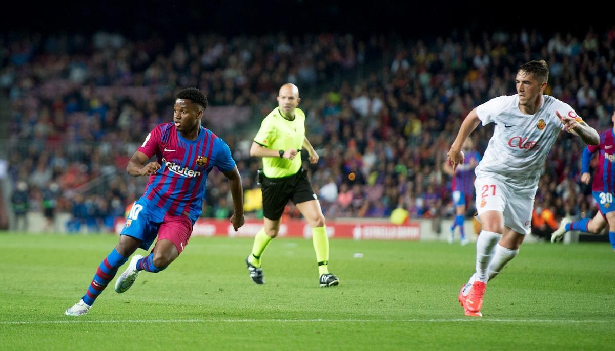 Ansu, en una jugada del ataque del Barça-Mallorca en el Camp Nou.