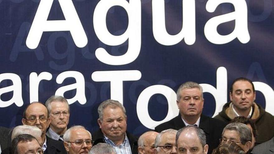 Camps, Cotino y la alcaldesa Rita Barberá posan junto a los regantes con una pancarta  de &quot;Agua para todos&quot;, ayer