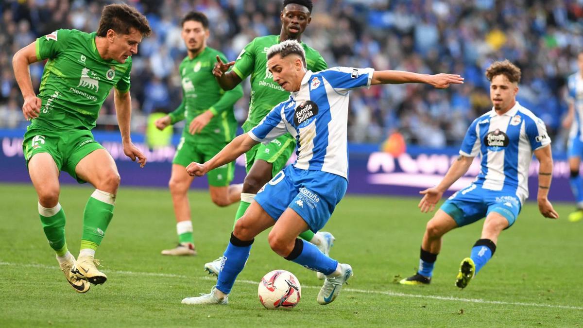 Yeremay, ante el Racing de Santander. | LA OPINIÓN A CORUÑA