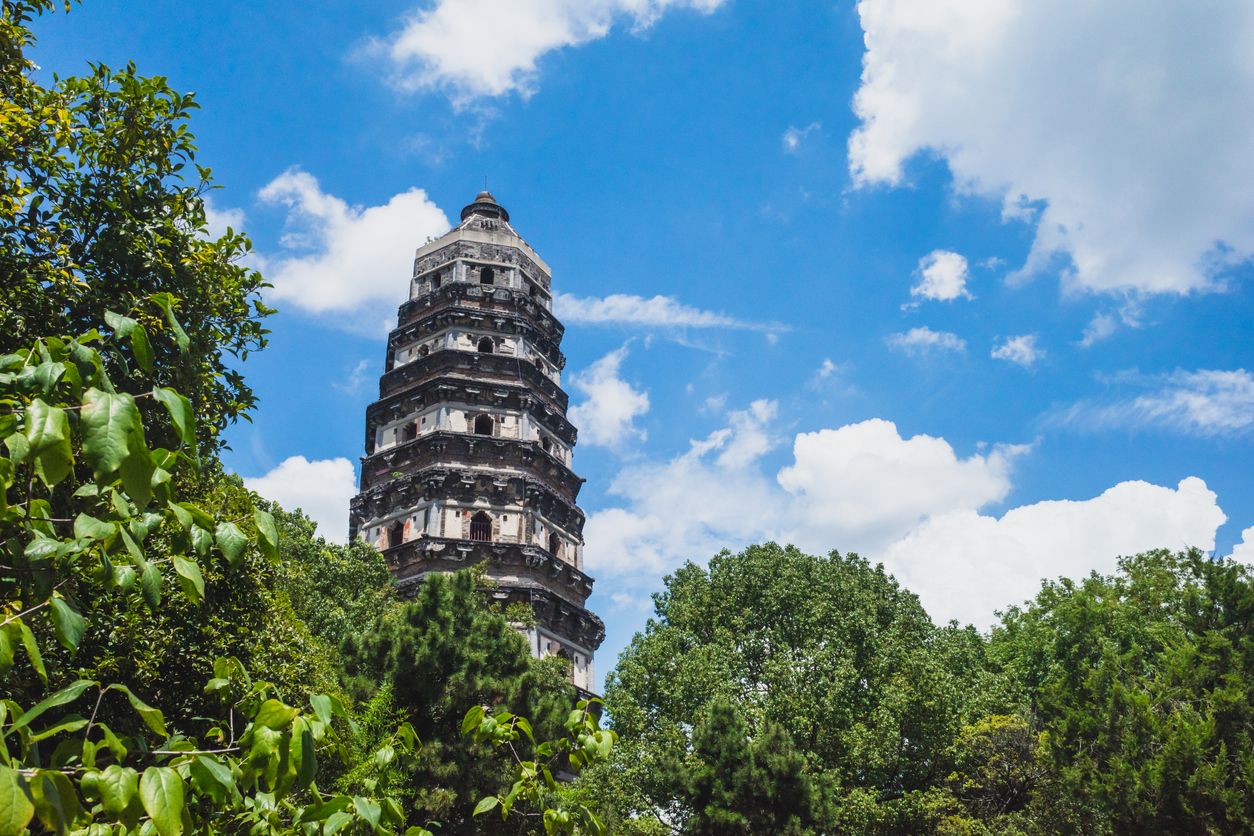 Pagoda de la colina del Tigre, China. Parece que no, pero sí, está bastante inclinada.