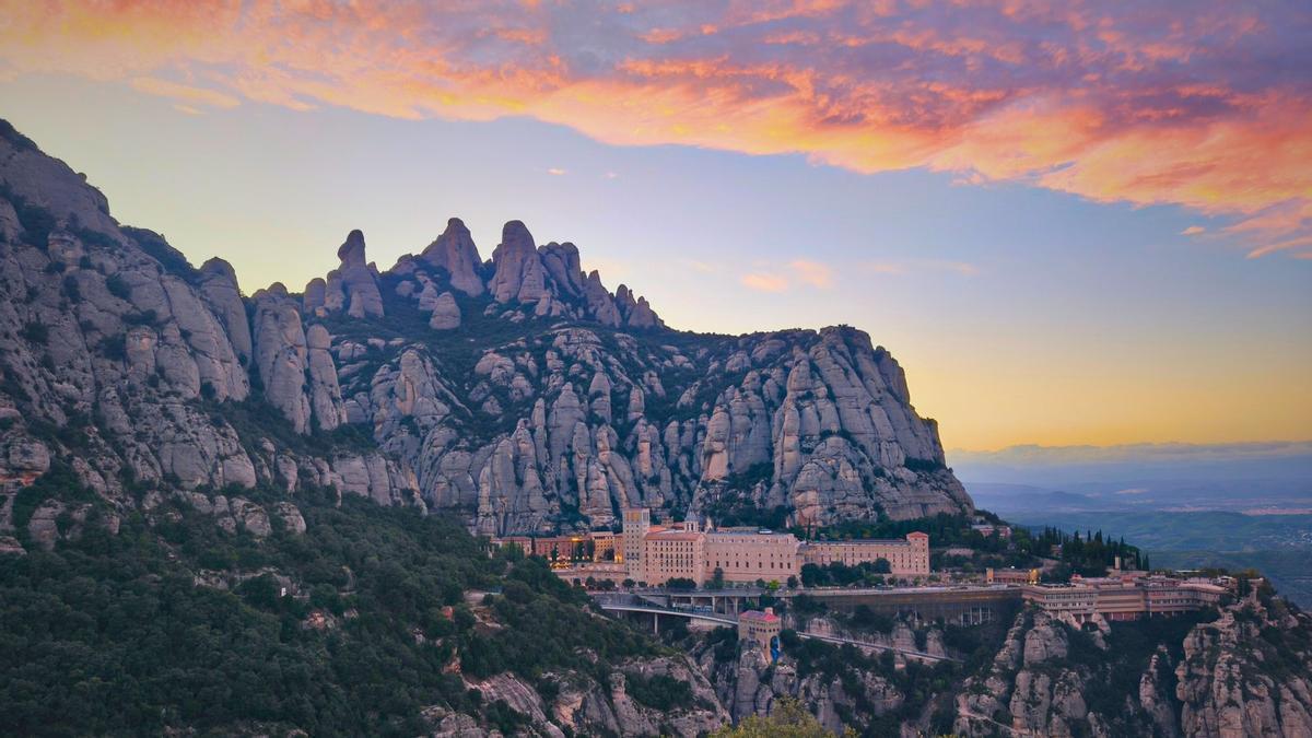 Vista general del monestir i la muntanya de Montserrat