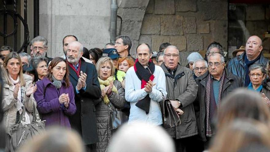 Unes 300 persones van fer un minut de silenci davant l&#039;ajuntament de Girona