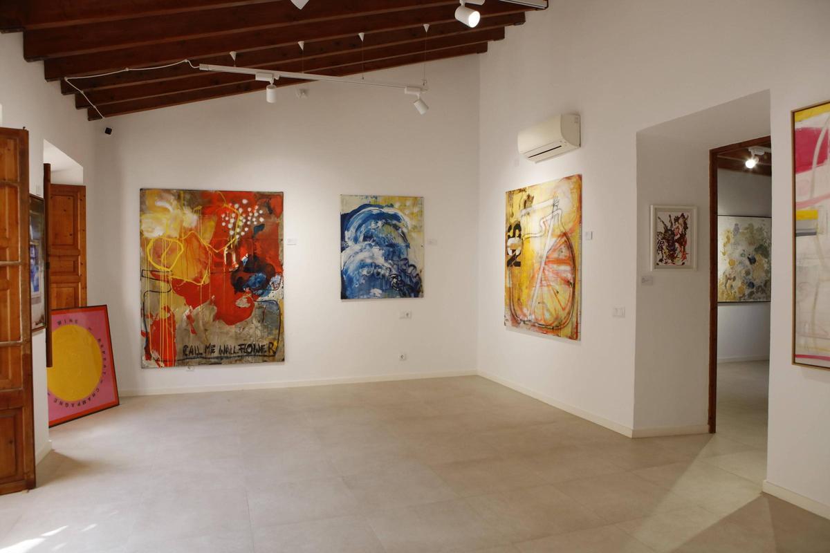 Die Gallery Richter ist in einem zweistöckigen Stadthaus in Santanyi beherbergt, wodurch man sich die Kunst auch in der eigenen Wohnung gut vorstellen kann.