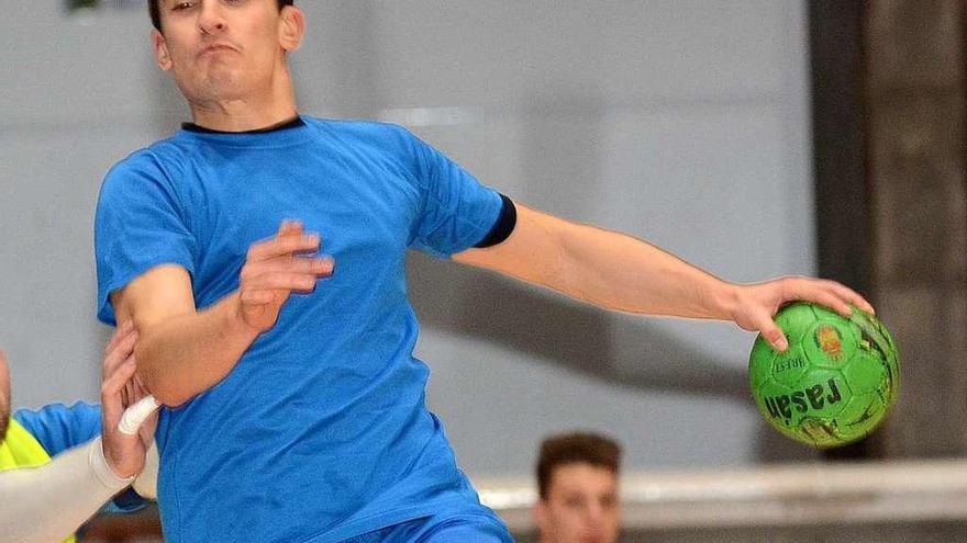 Ángel Iglesias durante un entrenamiento en el Pabellón Municipal. // Rafa Vázquez