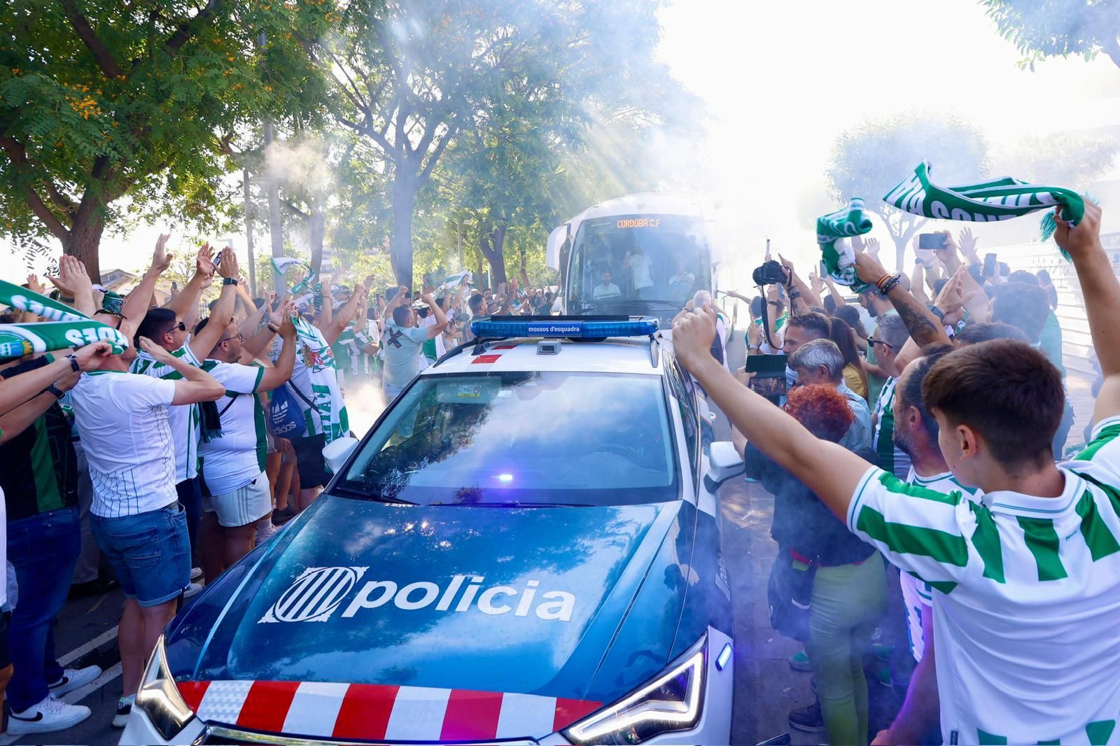 Barcelona Atlétic-Córdoba CF | El recibimiento al equipo de la afición cordobesista, en imágenes