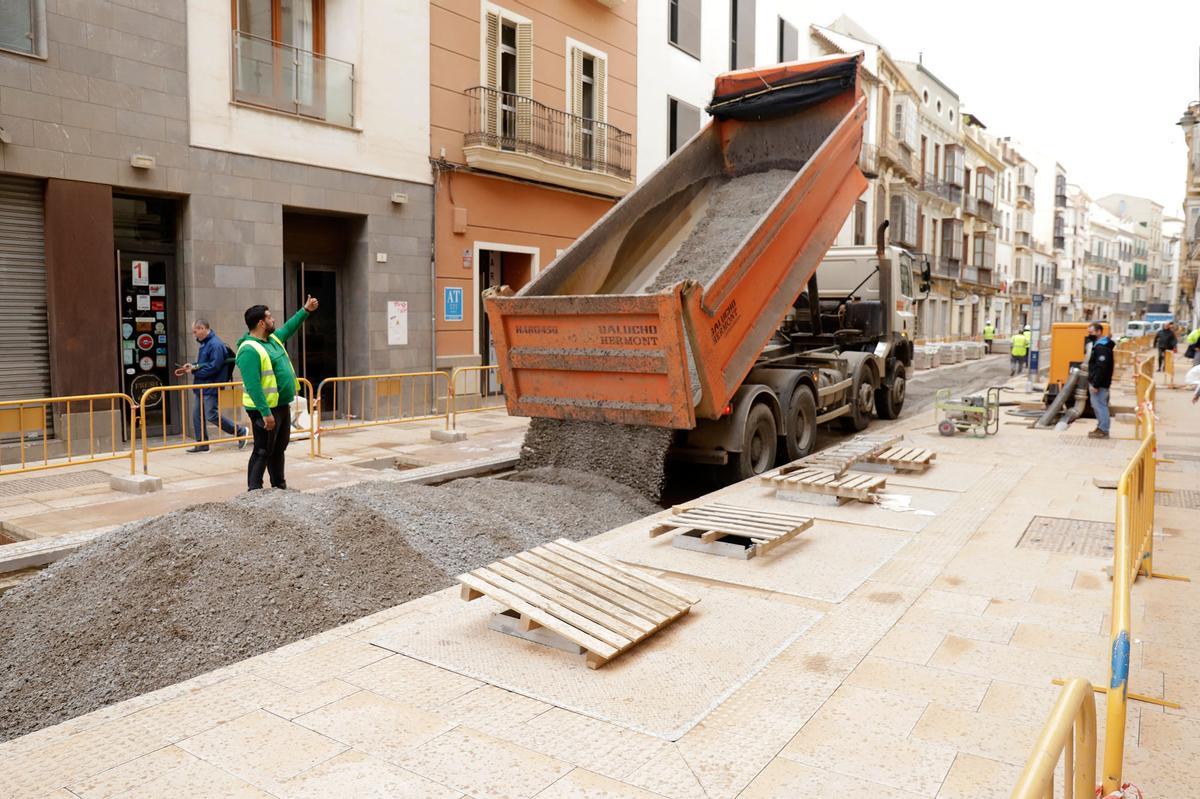 Siguen las obras en la calle Carretería a dos semanas del inicio de la Semana Santa