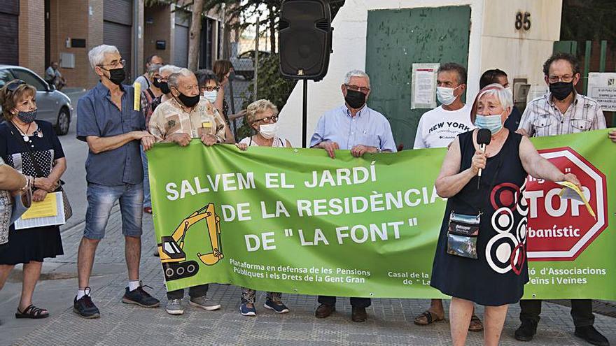 Protesta de gent gran davant la residència, el juny   | ARXIU/MIREIA ARSO