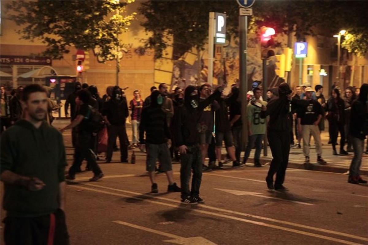 Un grup de manifestants emmascarats als carrers de Sants.