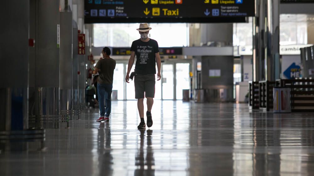 Llegada de pasajeros de TUI a aeropuerto del Sur