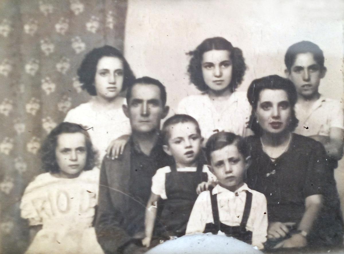 Foto familiar, con sus padres José Fernández y Josefa Rodríguez, y parte de sus hermanos. Benjamín es el más pequeño de la foto.