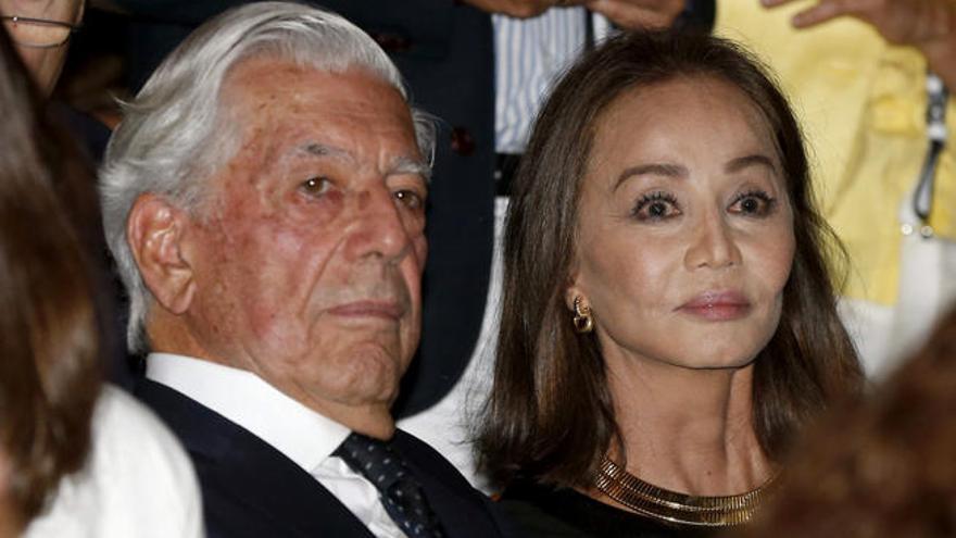 Mario Vargas Llosa junto a Isabel Preysler.
