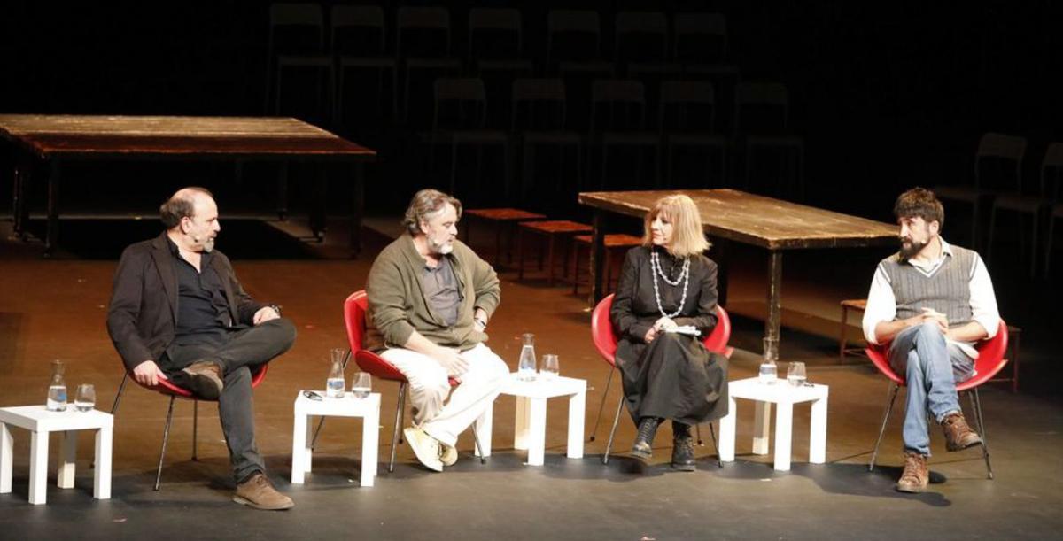 Por la izquierda, Juan Cavestany, Andrés Lima, Machús Osinaga (presentadora) y Albert Boronat.