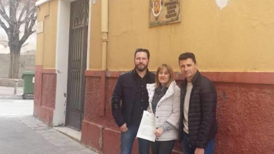 Concejales del PP junto a la diputada, delante del edificio.