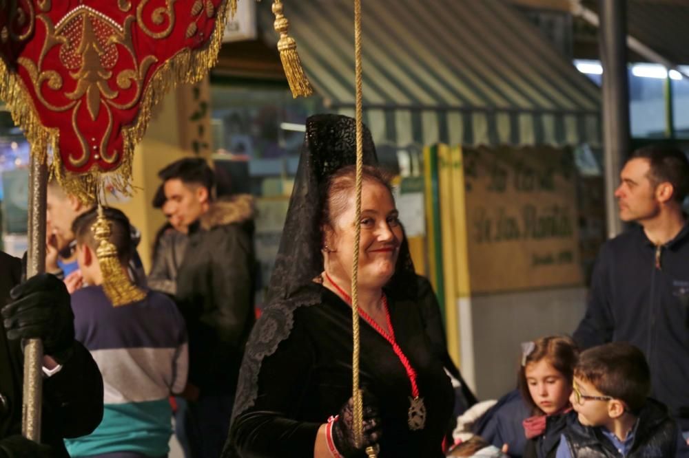 Algunas de las imágenes decanas de la Semana Santa se acercaron al mar y los paseos en Martes Santo