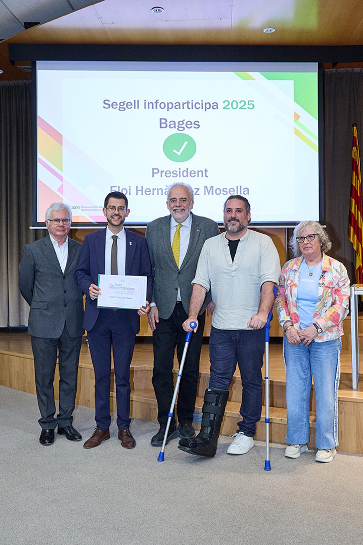 Moment del lliurament del certificat a representants del Consell Comarcal del Bages