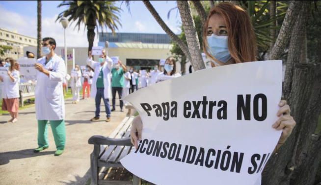 Los sanitarios se movilizan en los hospitales.