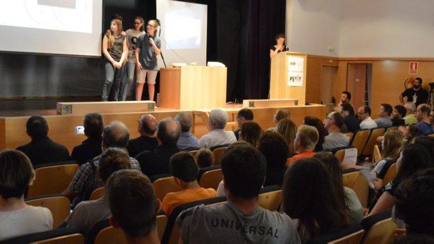 Un dels grups exposant la seva idea davant de l&#039;auditori present al Casal de la Vila de Bagà, ahir a la tarda