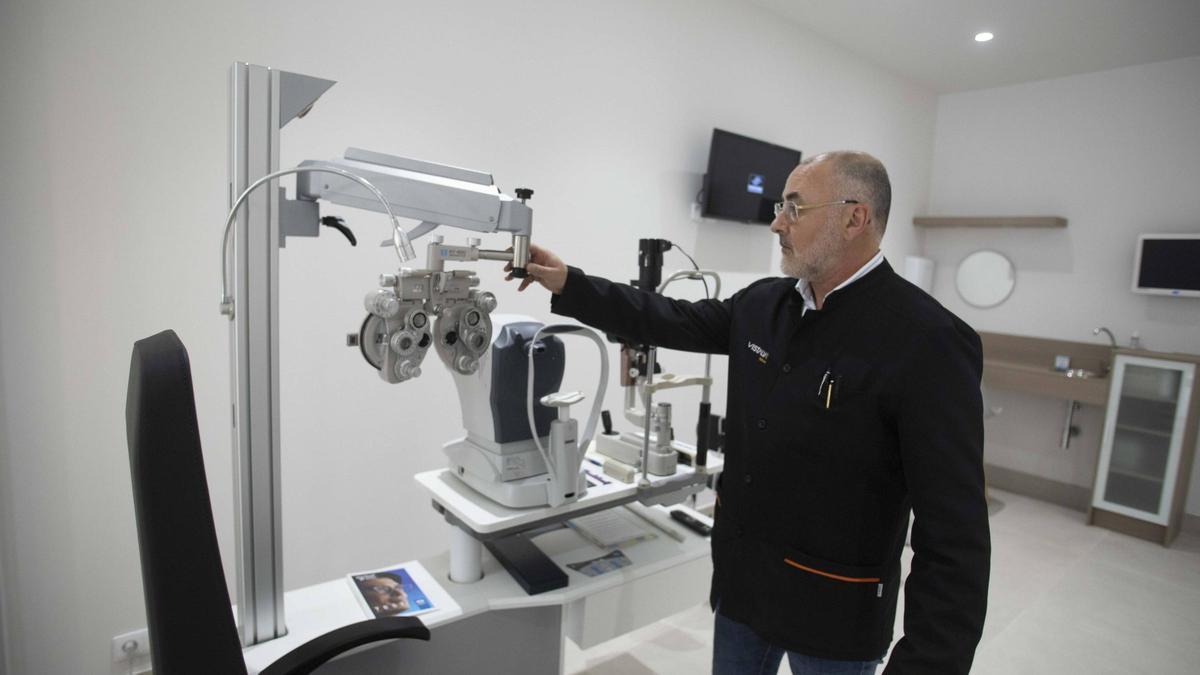 Fernando Meseguer muestra algunas máquinas de su óptica en Algemesí.