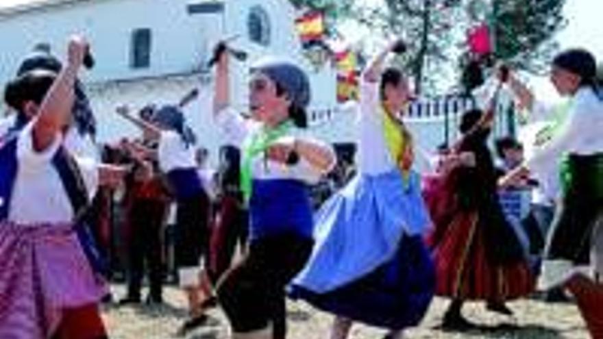 Grupos de folclore infantil actuan en el san francisco y en la terraza del lopez