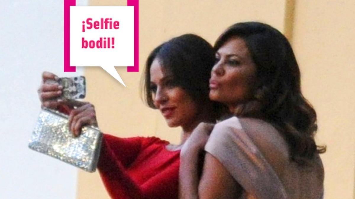 Eva González y María José Suárez haciéndose un selfie