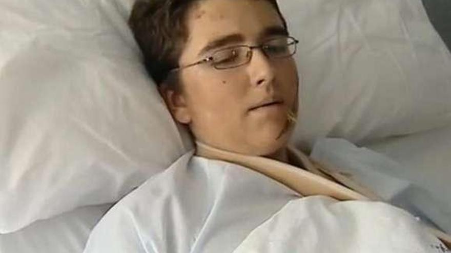 Adrián Mejuto, en la cama del hospital donde se recupera.  // FdV