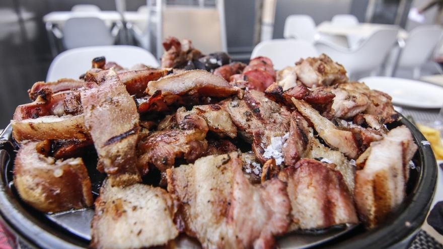 ¡La ‘superparrillada’ de carne y las pizzas rectangulares de AlcaraVán Gastroteca te dejarán ojiplático!