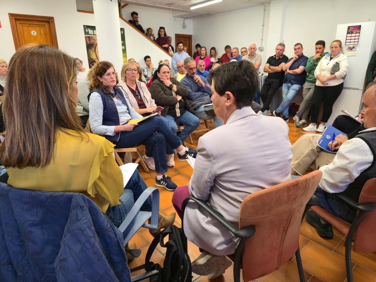 La consejera insular del Medio Natural, de espaldas, rinde cuentas a los vecinos de Anaga.