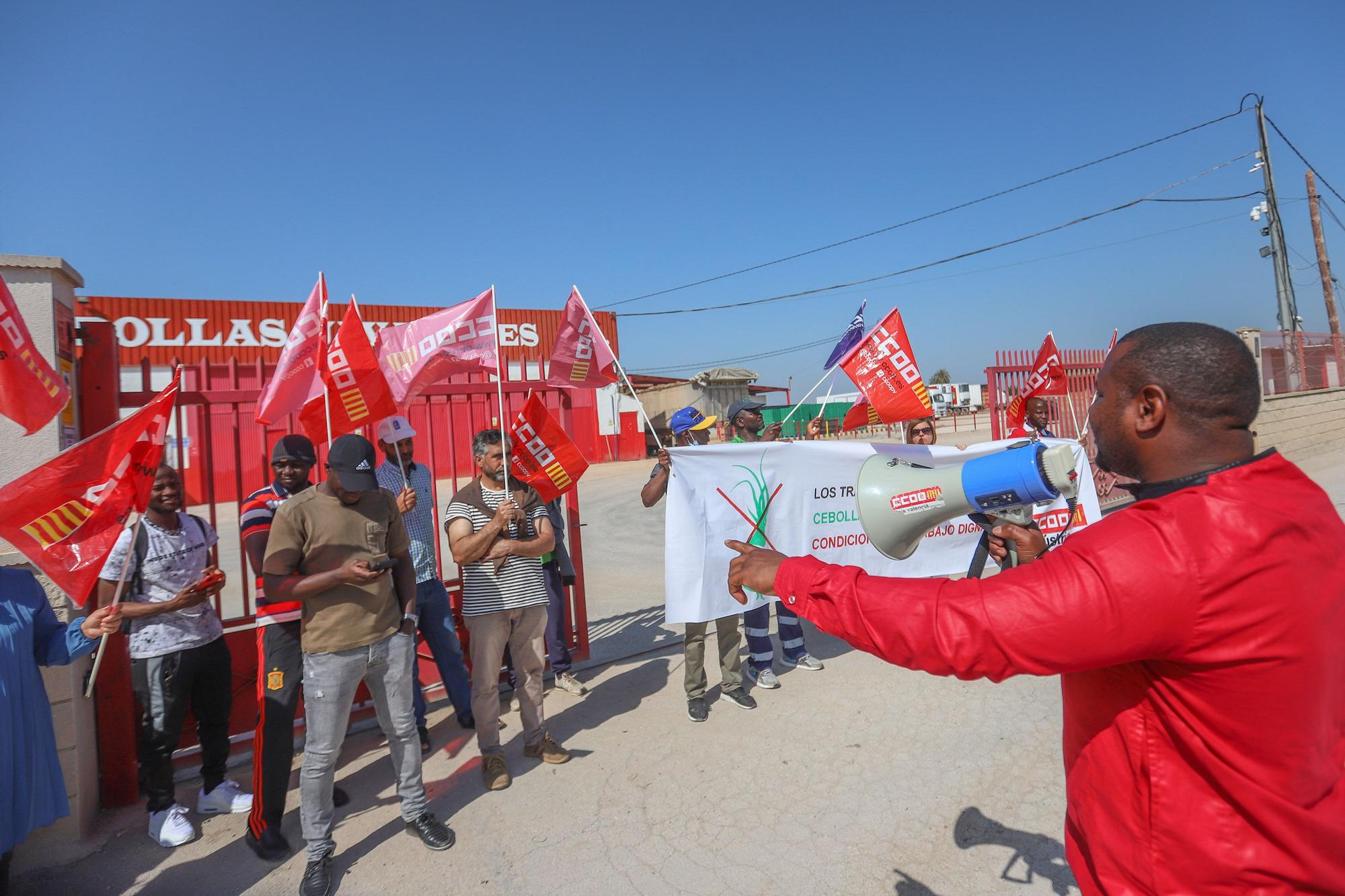 Trabajadores de Cebollas Javaloyes en Cox se concentran por "trato discriminatorio y represión sindical" en el día del Ramadán