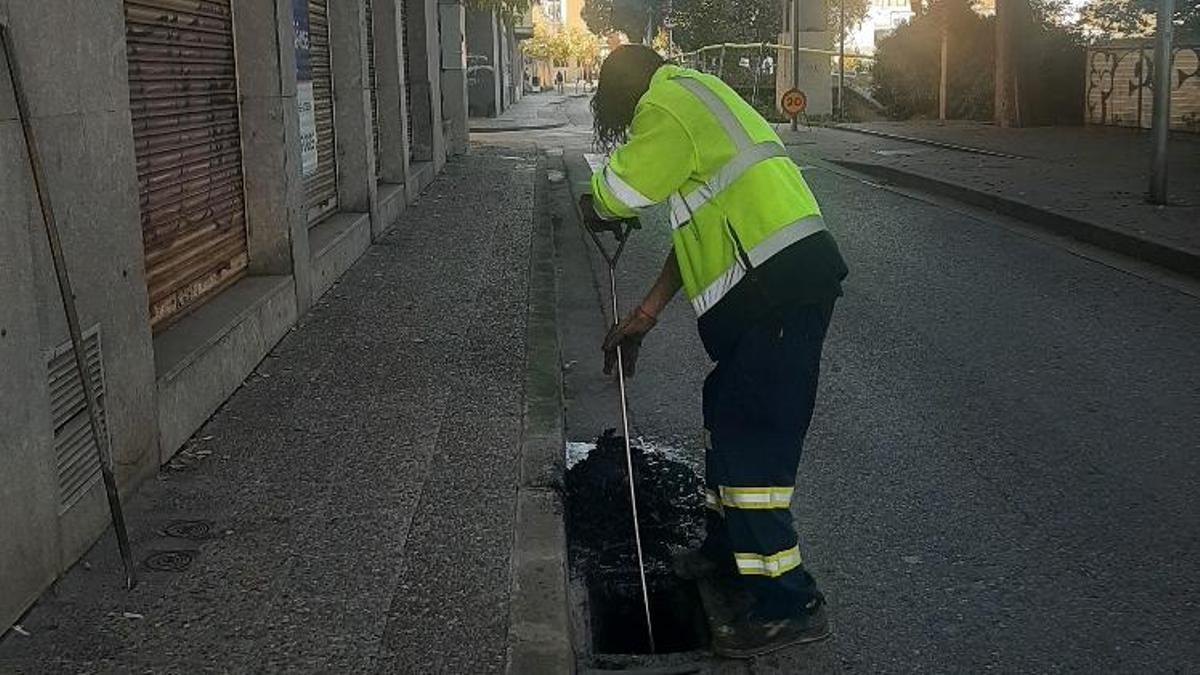 Una imatge d’arxiu d’operaris fent neteja d’embornals.