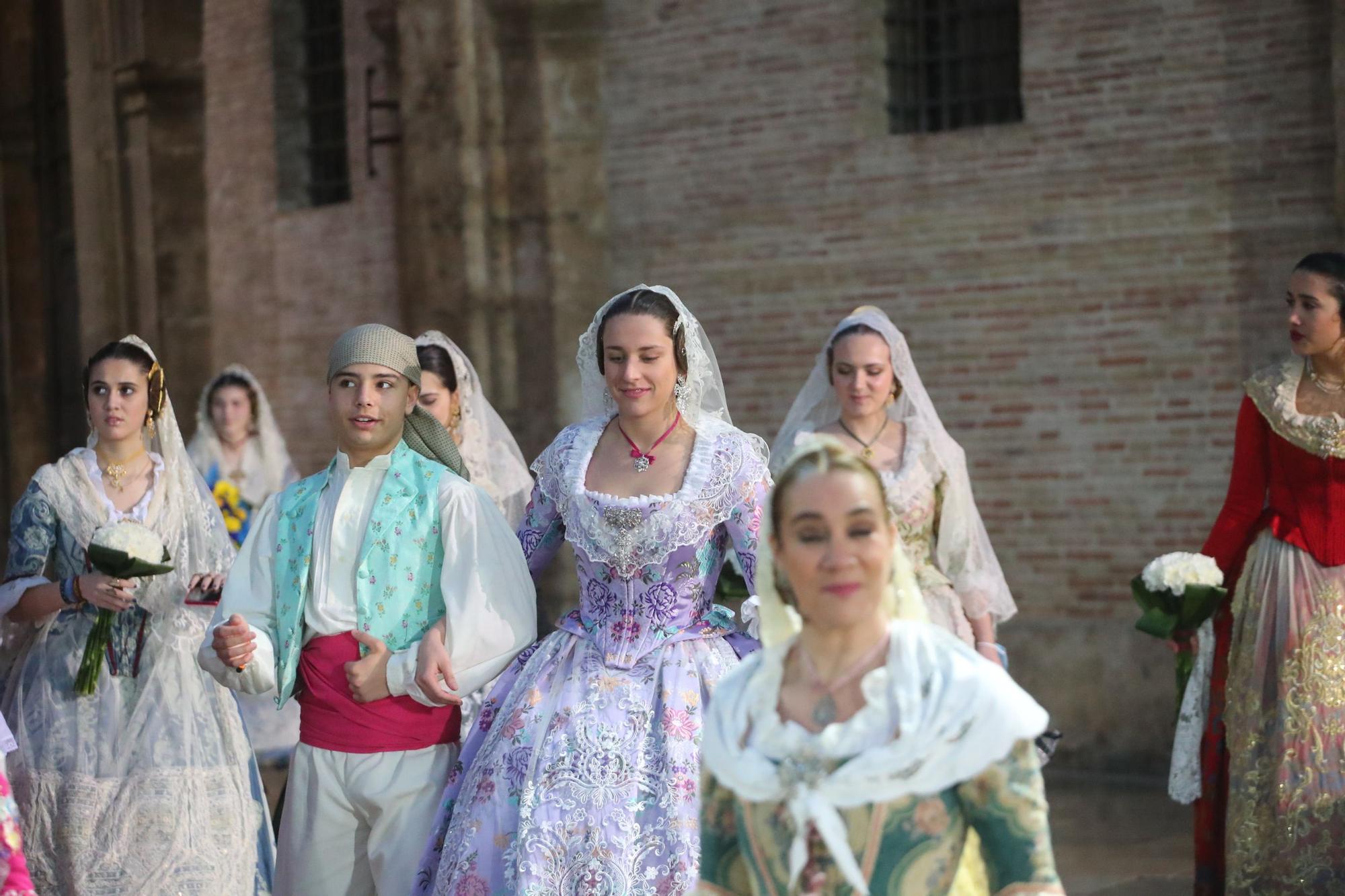 Búscate en el primer día de ofrenda por la calle de la Paz (entre las 19:00 a las 20:00 horas)