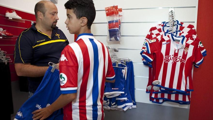 El Sporting pone a la venta las camisetas de su vuelta a Primera