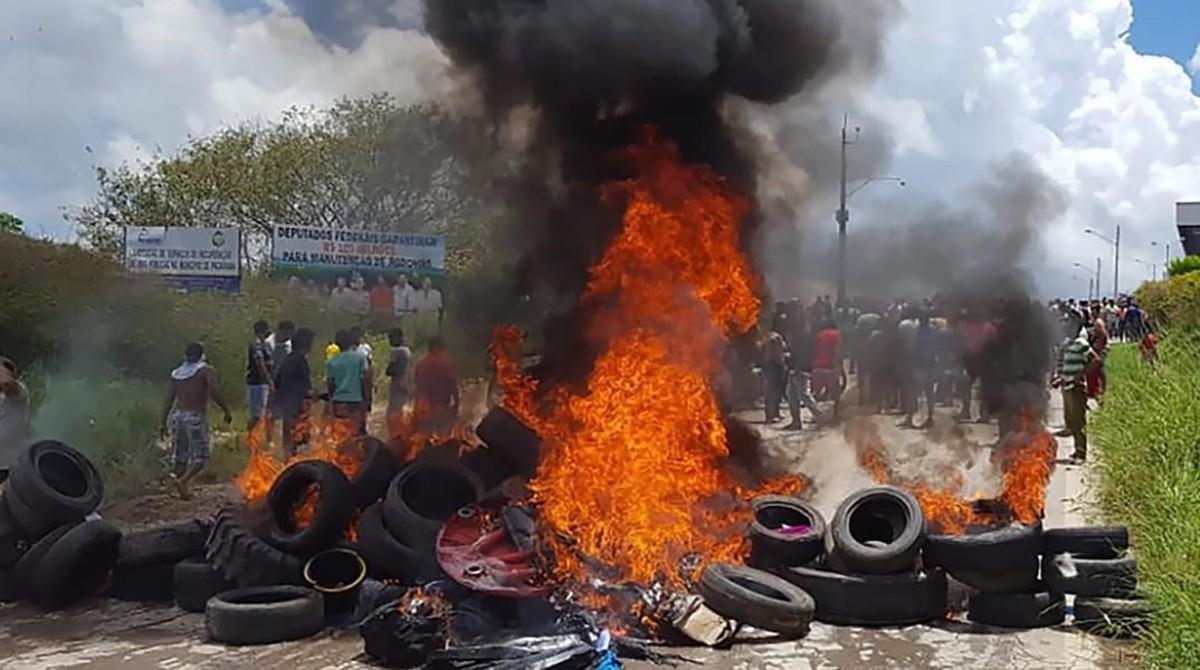 zentauroepp44703519 residents of the brazilian border town of pacaraima burn tyr180906202441