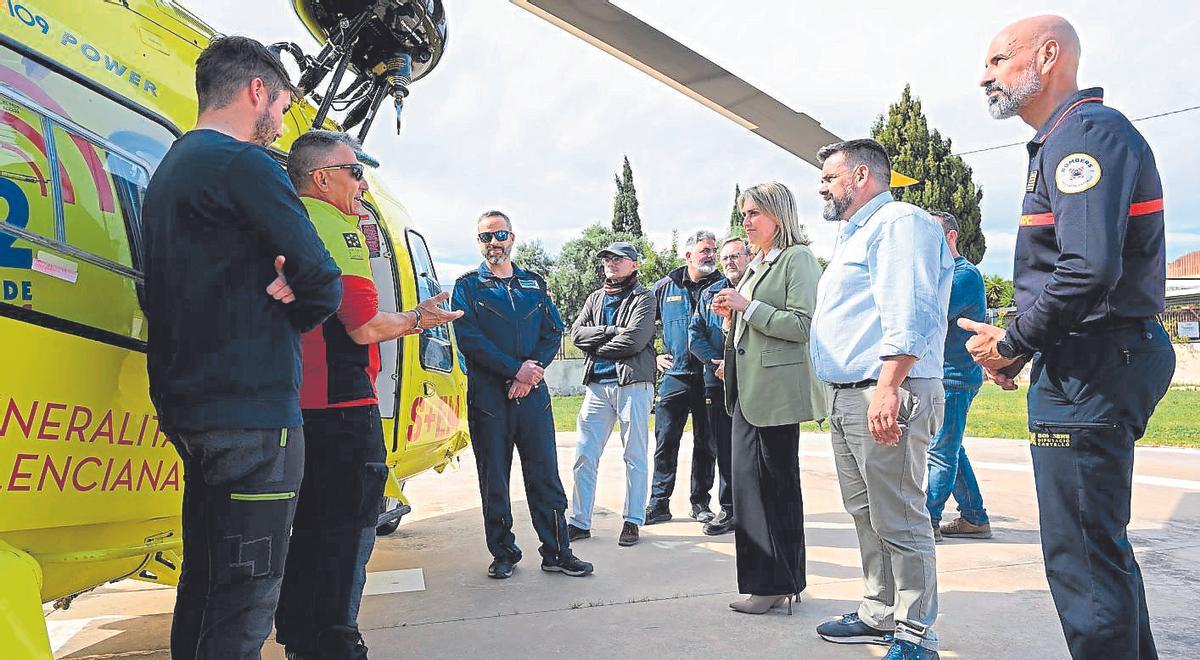 La presidenta de la Diputación, Marta Barrachina, visitó el helicóptero de rescate, activado por Semana Santa.