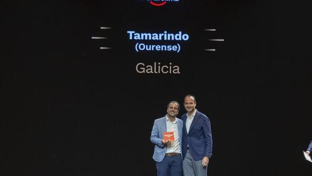 A la izquierda, el propietario de Tamarindo, Rubén Gil, recogiendo el premio. | CEDIDA